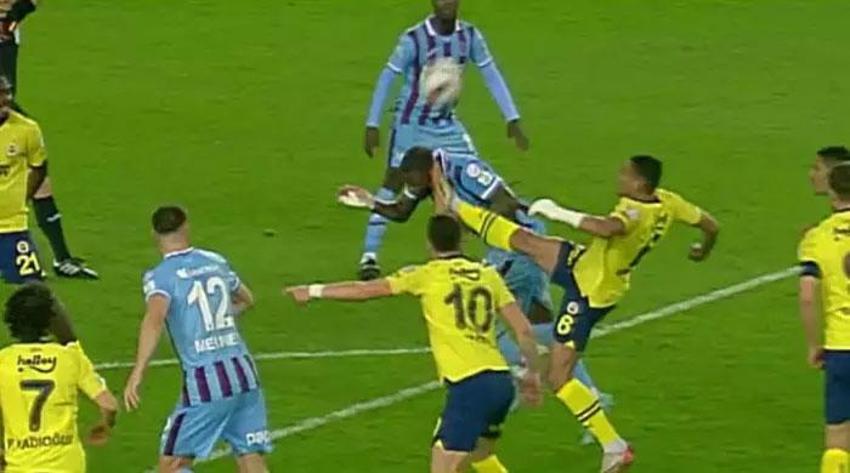 Trabzonspor-Fenerbahçe maçında tartışmalı pozisyonlar, penaltı kararı ve golden önce faul itirazları...