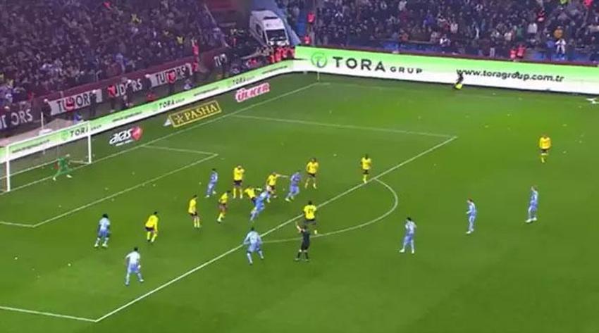 Trabzonspor-Fenerbahçe maçında tartışmalı pozisyonlar, penaltı kararı ve golden önce faul itirazları...