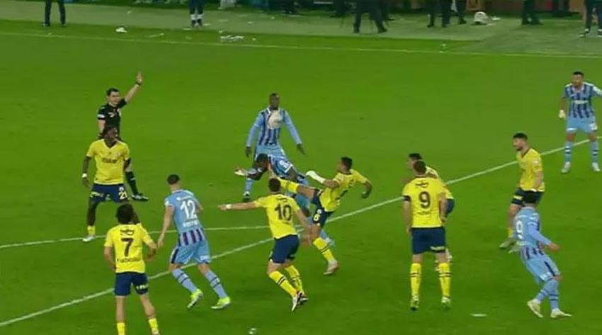 Trabzonspor-Fenerbahçe maçında tartışmalı pozisyonlar, penaltı kararı ve golden önce faul itirazları...