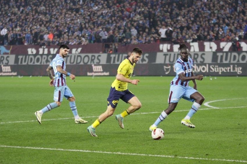 Trabzonspor-Fenerbahçe maçında tartışmalı pozisyonlar, penaltı kararı ve golden önce faul itirazları...