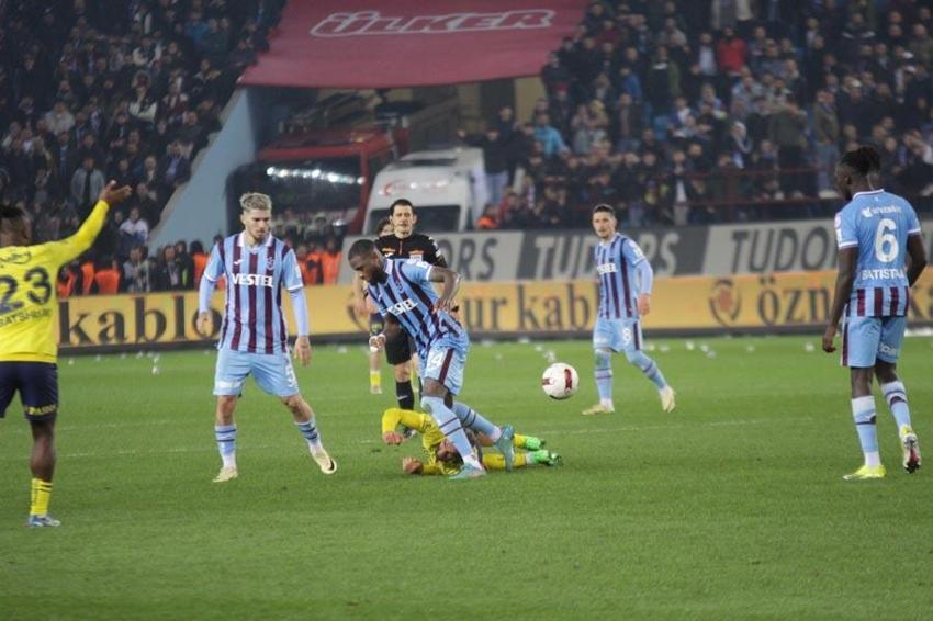 Trabzonspor-Fenerbahçe maçında tartışmalı pozisyonlar, penaltı kararı ve golden önce faul itirazları...