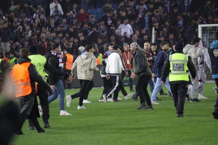 Trabzonspor-Fenerbahçe olaylı maçı yerel gazetelerin manşetinde!