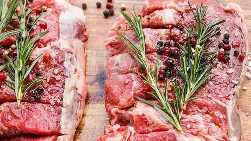 Tadı da kokusu da faydası da bitmiyor! Unutkanlığa, dikkat eksikliğine karşı biberiyeyi her gün saçınıza sürün