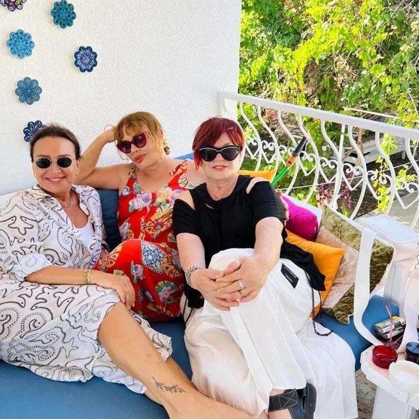 Emel Müftüoğlu, Sezen Aksu'nun yemek yediği anları paylaştı! Bileğindeki hastane künyesi korkuttu