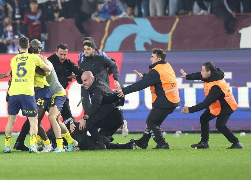 Trabzonspor - Fenerbahçe maçında sahaya ilk giren maskeli taraftar ilgili çarpıcı detaylar ortaya çıktı
