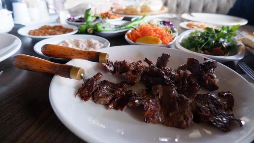 Erzurum'un eşsiz lezzeti cağ kebapı iftar sofralarının da vazgeçilmezi