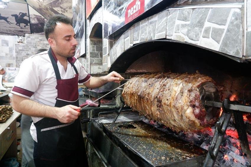 Erzurum'un eşsiz lezzeti cağ kebapı iftar sofralarının da vazgeçilmezi