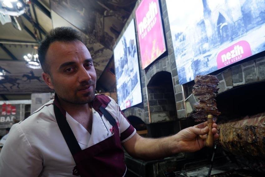 Erzurum'un eşsiz lezzeti cağ kebapı iftar sofralarının da vazgeçilmezi