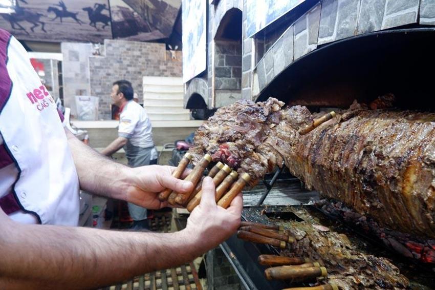 Erzurum'un eşsiz lezzeti cağ kebapı iftar sofralarının da vazgeçilmezi