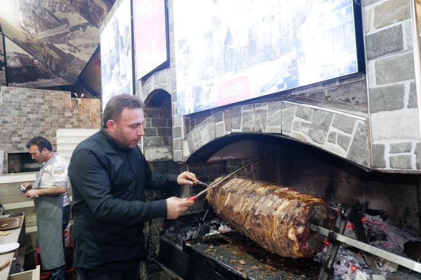Erzurum'un eşsiz lezzeti cağ kebapı iftar sofralarının da vazgeçilmezi