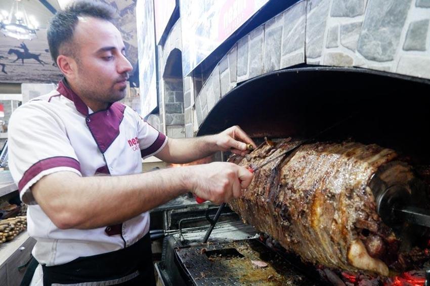 Erzurum'un eşsiz lezzeti cağ kebapı iftar sofralarının da vazgeçilmezi