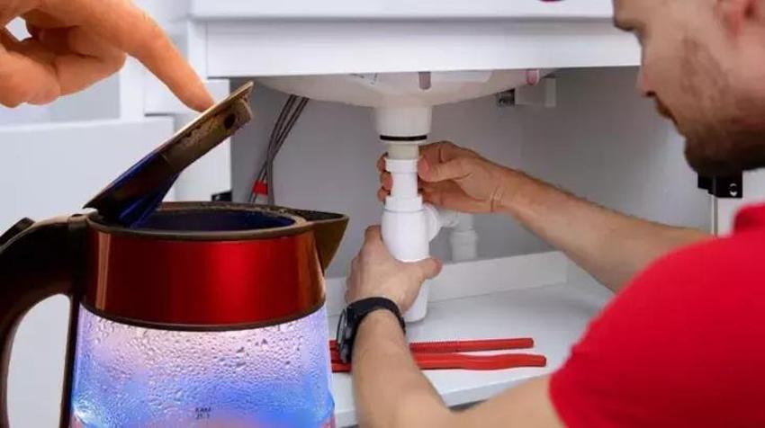 Tıkalı gideri bir çırpıda açıyor: Bu yöntem tesisatçıyı eve sokmaya gerek bırakmıyor!