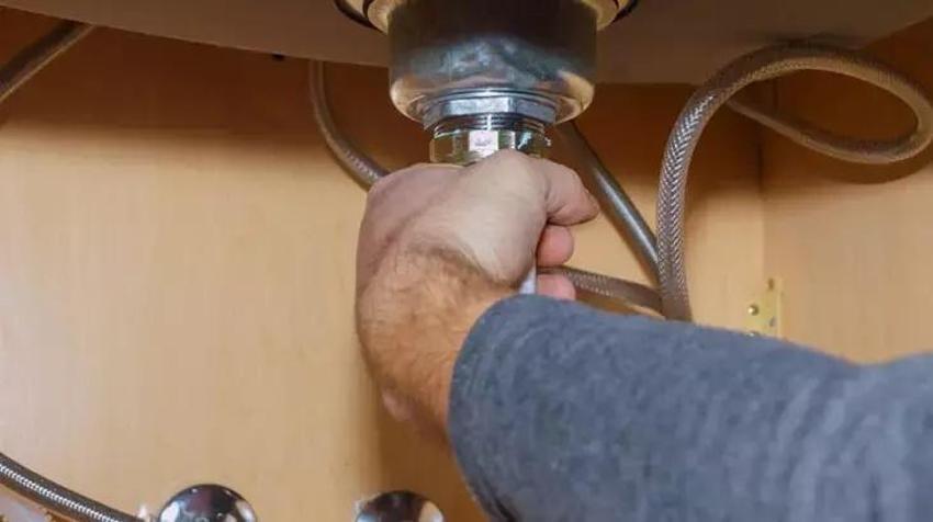 Tıkalı gideri bir çırpıda açıyor: Bu yöntem tesisatçıyı eve sokmaya gerek bırakmıyor!