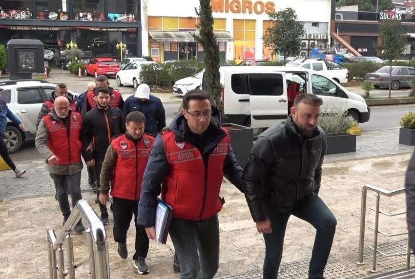 Trabzonspor-Fenerbahçe maçı sonrası sahaya giren şüphelilerden 5'i tutuklandı! İşte maskesli taraftarın ilk ifadesi