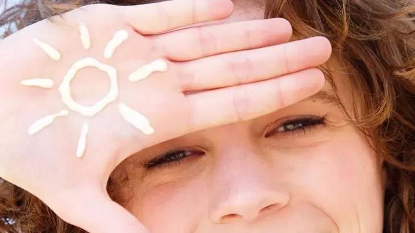 Kozmetik ve makyajda fazla ürün kullanımı cilt bariyerini 18 yaşında yok ediyor