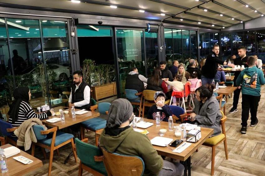 İftar sonrası tatlıcılara akın ediyorlar! Boş masa kalmıyor