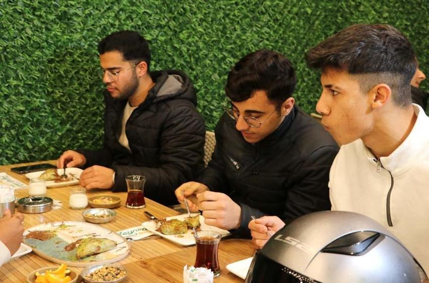 İftar sonrası tatlıcılara akın ediyorlar! Boş masa kalmıyor