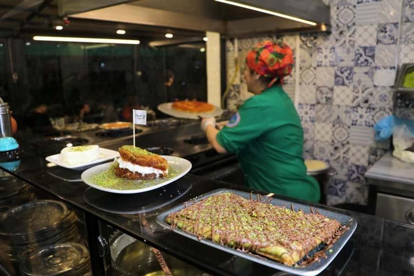 İftar sonrası tatlıcılara akın ediyorlar! Boş masa kalmıyor