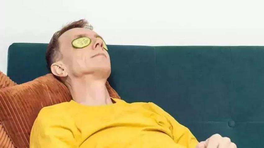 Göz altı halkalarını, morluklarını bu masajla yok edin; sadece 2 malzeme yetiyor