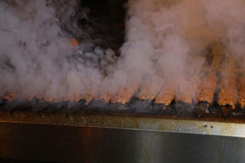 Büryan iftarda hem gözü hem de mideyi doyuruyor! “İnsanlar orucunu büryan ile açıyor”