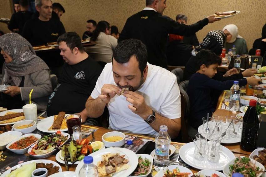 Büryan iftarda hem gözü hem de mideyi doyuruyor! “İnsanlar orucunu büryan ile açıyor”