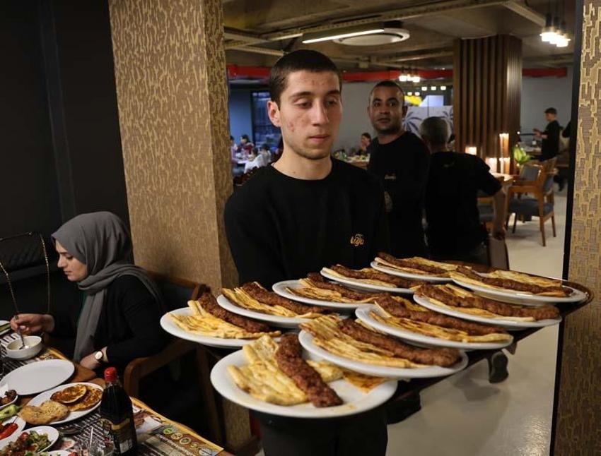 Büryan iftarda hem gözü hem de mideyi doyuruyor! “İnsanlar orucunu büryan ile açıyor”