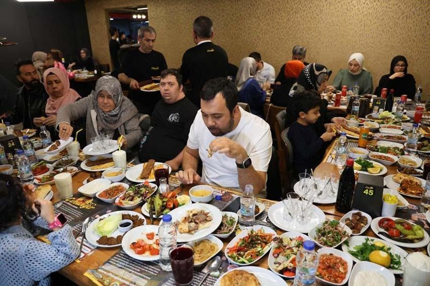 Büryan iftarda hem gözü hem de mideyi doyuruyor! “İnsanlar orucunu büryan ile açıyor”