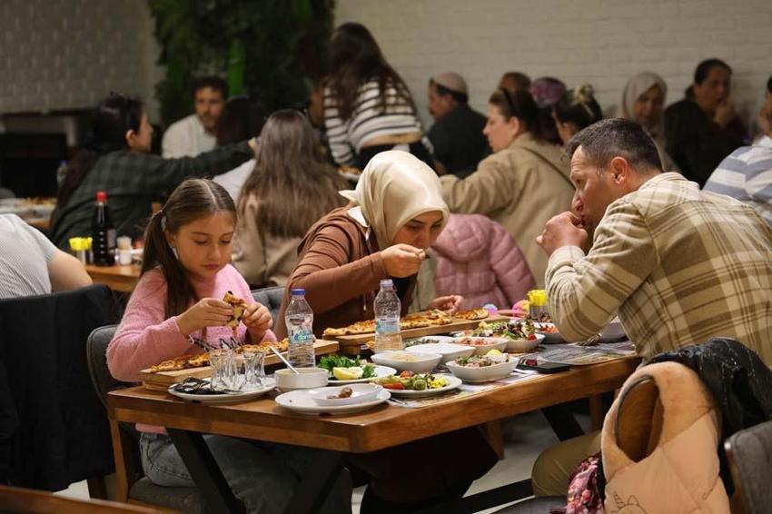 Büryan iftarda hem gözü hem de mideyi doyuruyor! “İnsanlar orucunu büryan ile açıyor”