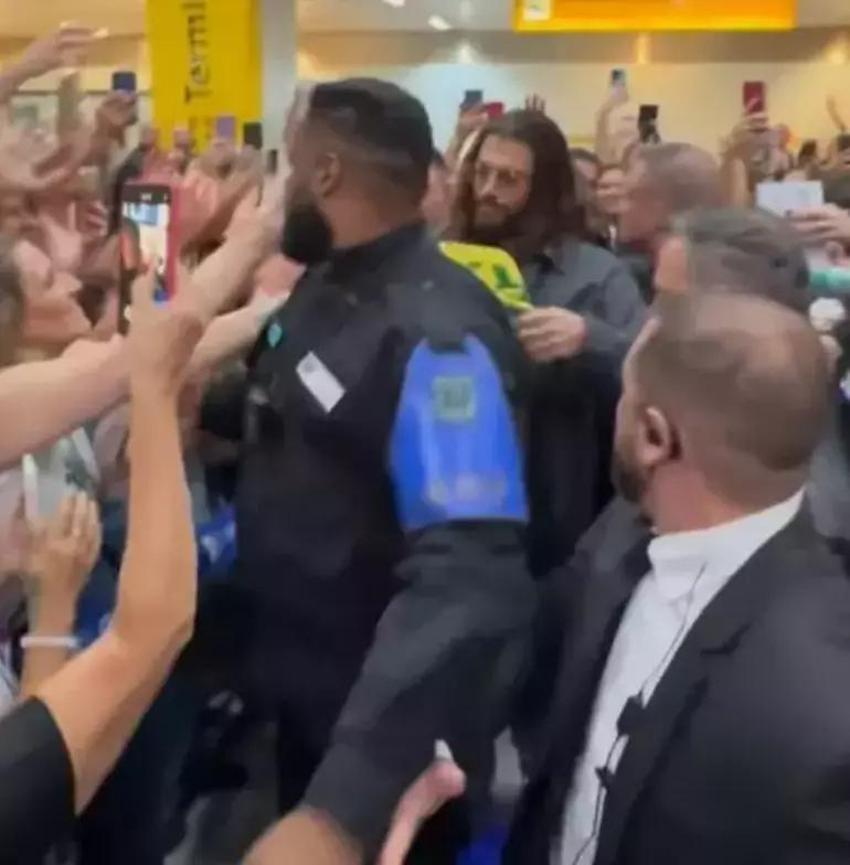 Havalimanı'nda Can Yaman izdihamı! 