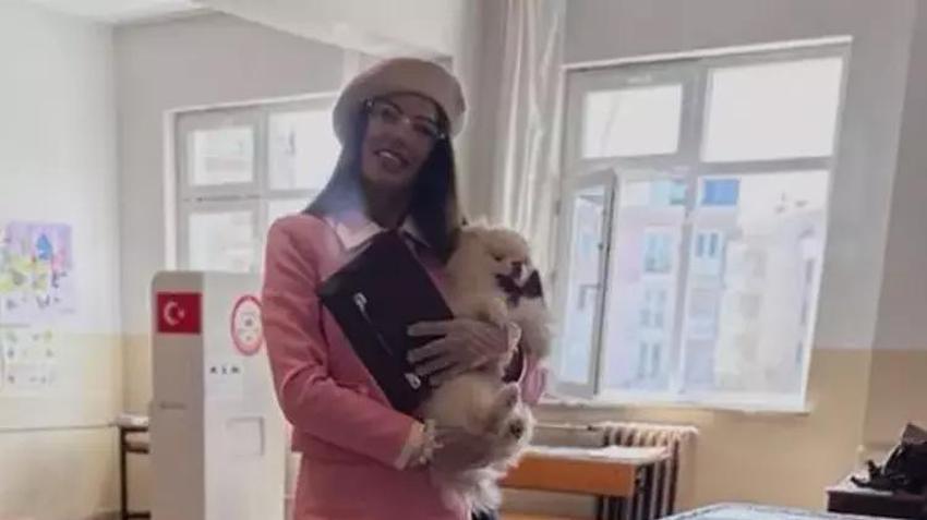 Hande Erçel oy kullanmaya Hakan Sabancı'nın VIP aracıyla geldi! Ünlü isimler sandık başında