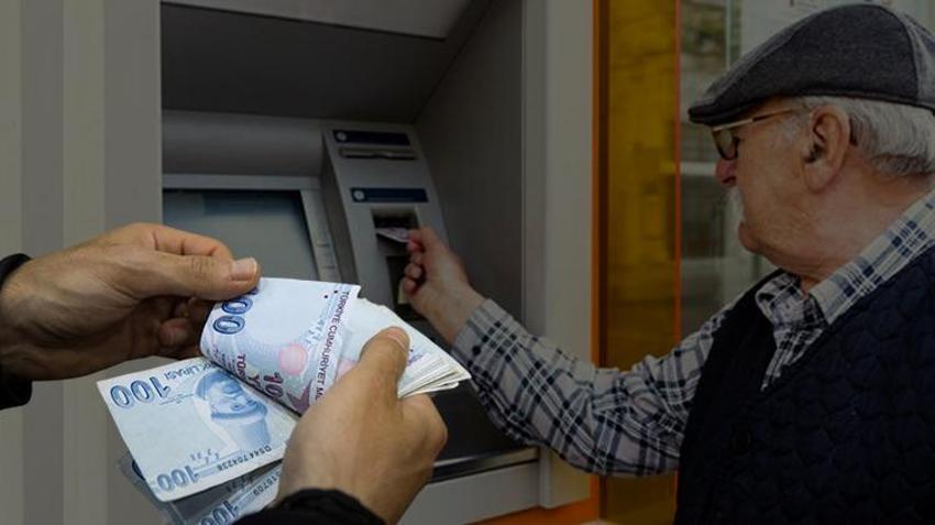 Emekli bayram ikramiyesi hesaplara yatıyor! Ödemeler değişti, e-Devlet üzerinden kontrol edin