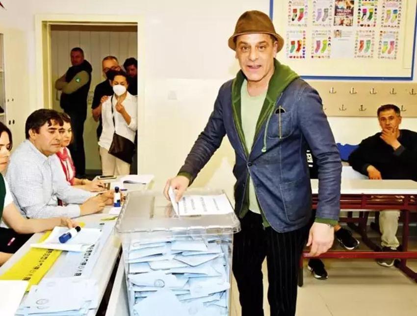 Ünlülerin sandık heyecanı: Kimi dakikalarca bekledi, kimi zarfı sandığa atamadı