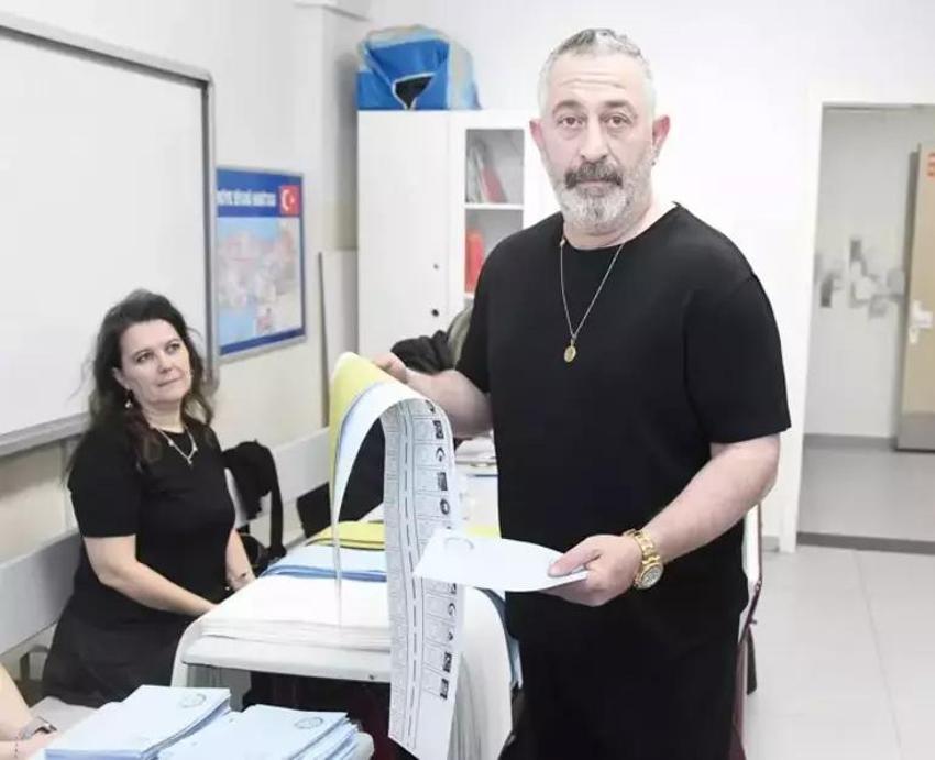 Ünlülerin sandık heyecanı: Kimi dakikalarca bekledi, kimi zarfı sandığa atamadı