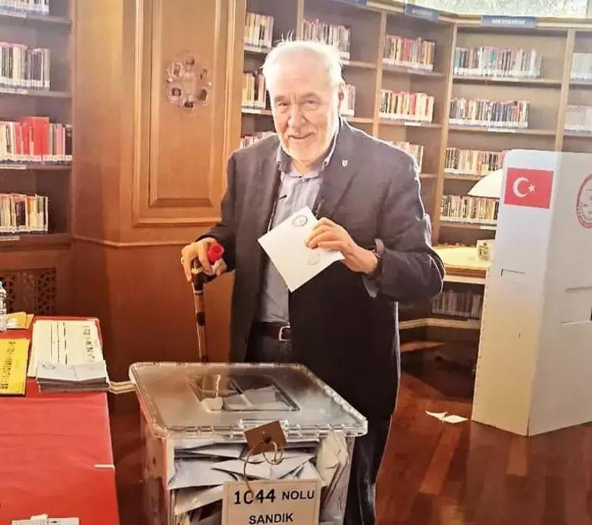 Ünlülerin sandık heyecanı: Kimi dakikalarca bekledi, kimi zarfı sandığa atamadı