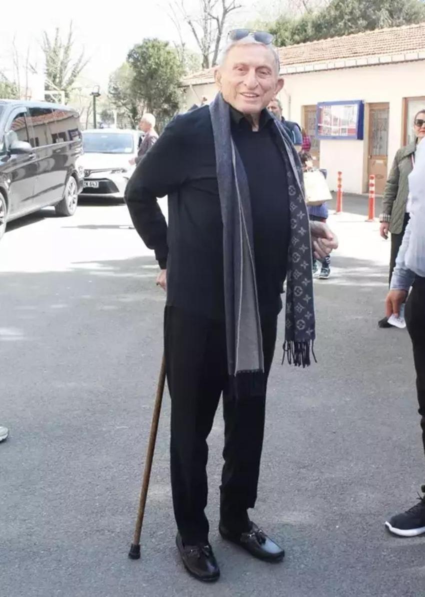 Ünlülerin sandık heyecanı: Kimi dakikalarca bekledi, kimi zarfı sandığa atamadı