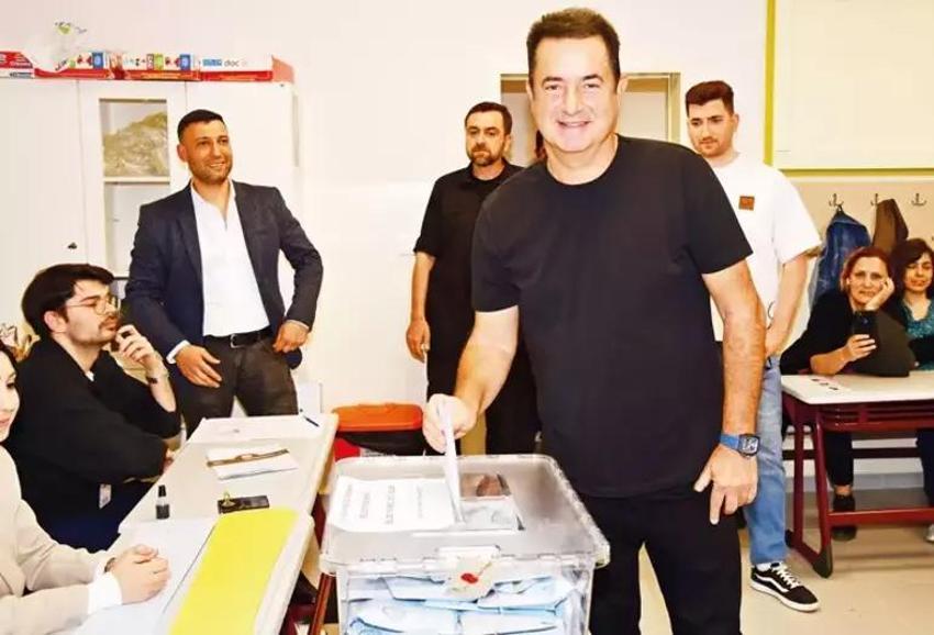 Ünlülerin sandık heyecanı: Kimi dakikalarca bekledi, kimi zarfı sandığa atamadı
