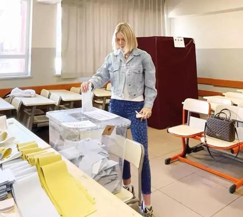 Ünlülerin sandık heyecanı: Kimi dakikalarca bekledi, kimi zarfı sandığa atamadı