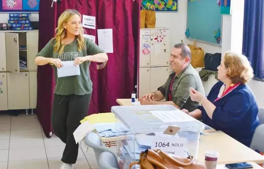 Ünlülerin sandık heyecanı: Kimi dakikalarca bekledi, kimi zarfı sandığa atamadı