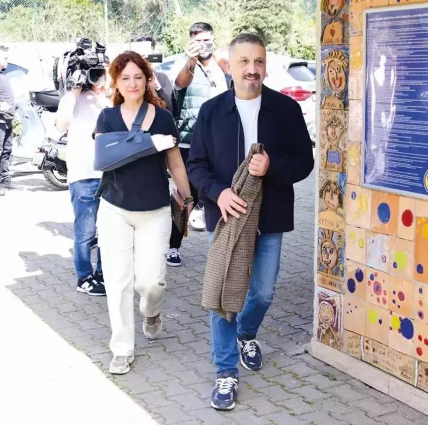 Ünlülerin sandık heyecanı: Kimi dakikalarca bekledi, kimi zarfı sandığa atamadı