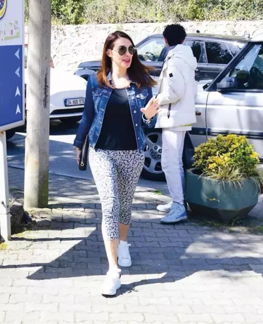 Ünlülerin sandık heyecanı: Kimi dakikalarca bekledi, kimi zarfı sandığa atamadı