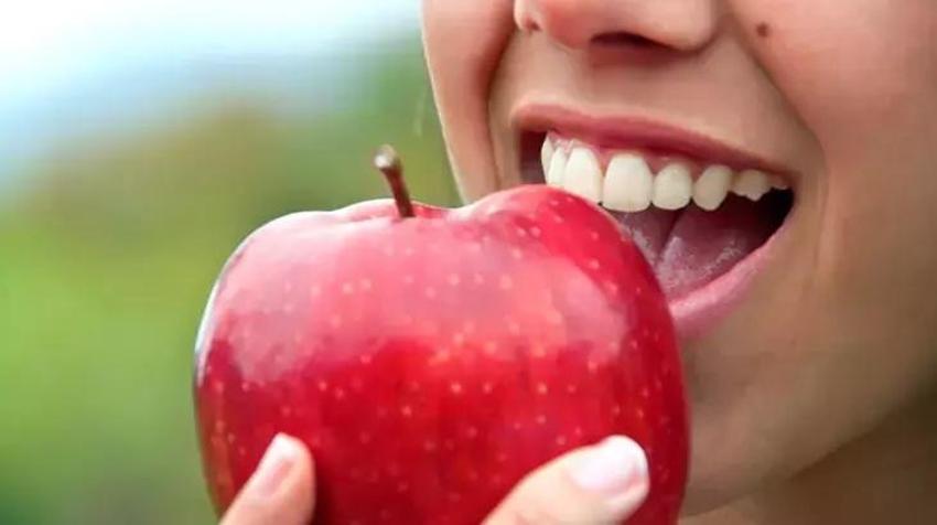 Elmayı ısıırdı, içindekini görünce gözlerine inanamadı! İlk bakan solucan sanıyor ama gerçek bambaşka...