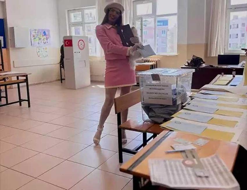 Her seçimde kombiniyle gündem olan Hatice bu sefer pembe kıyafetiyle sandık başındaydı