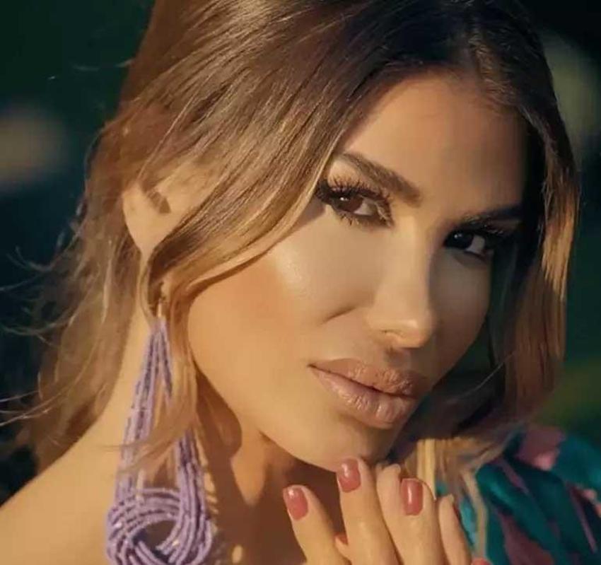 Her seçimde kombiniyle gündem olan Hatice bu sefer pembe kıyafetiyle sandık başındaydı