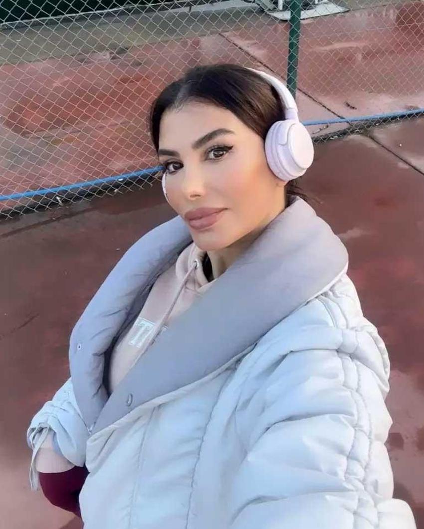 Her seçimde kombiniyle gündem olan Hatice bu sefer pembe kıyafetiyle sandık başındaydı