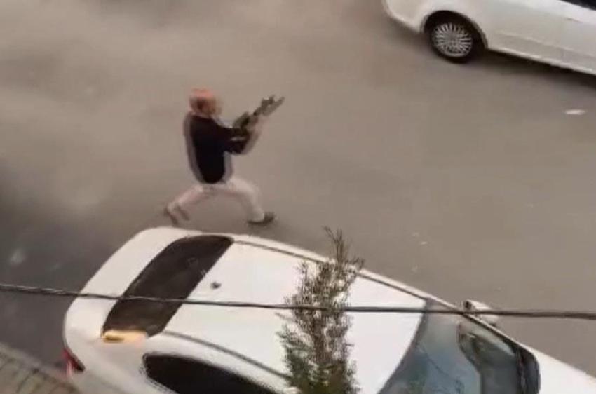 Film sahnelerini aratmayan çatışmada pompalı tüfeklerle kurşun yağdırdılar