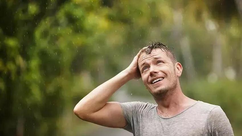 Yağmur suyu saç döker mi? Uzmanları açıkladı!