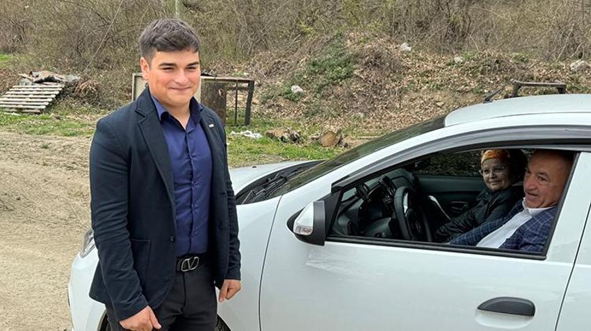 Şirinler köyünün genç muhtarı! Yaşın küçük sana oy vermezler demişlerdi