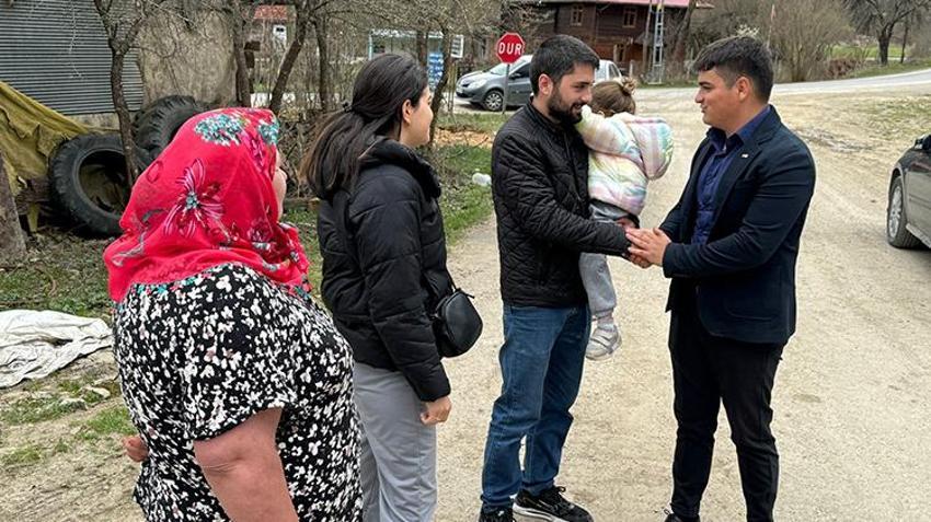 Şirinler köyünün genç muhtarı! Yaşın küçük sana oy vermezler demişlerdi