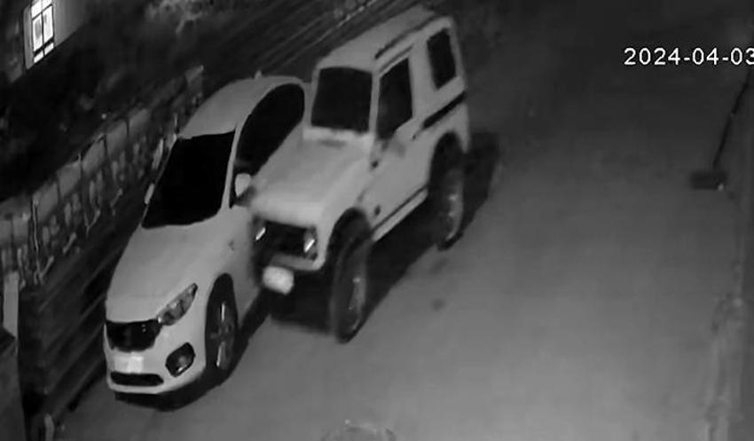 Taksi bulamadıkları için çaldıkları otomobille kaza yaptılar