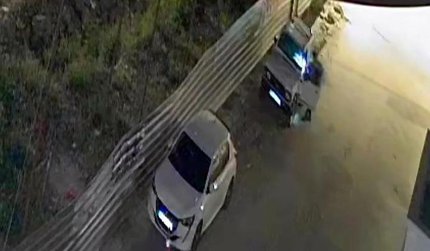 Taksi bulamadıkları için çaldıkları otomobille kaza yaptılar